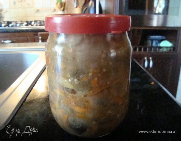 Затем добавляем к баклажанам перец,лук ,морковь,чеснок,сахар,уксус,соль,растительное масло.Все хорошо вымешиваем,оставляем на 8 часов,чтоб хорошо промариновалось.После раскладываем по стерилизованным баночкам,накрываем капроновой крышкой и ставим в прохладное место.