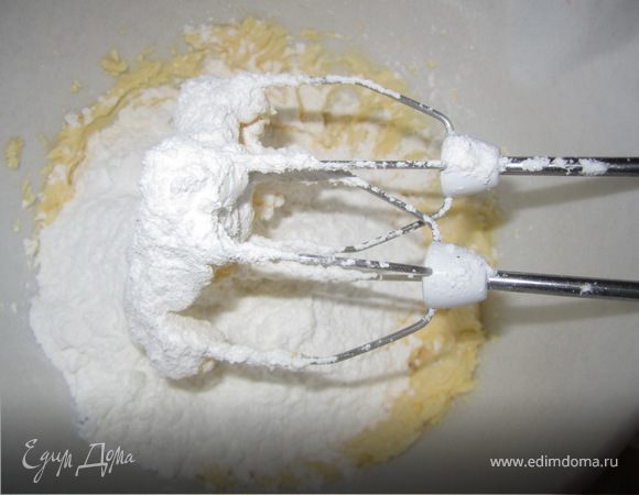 Размягченное масло взбить с сахарной пудрой.