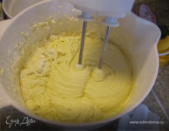 Муку смешать с разрыхлителем и щепоткой соли.
Попеременно добавить муку и молоко. Начиная и заканчивая мукой.