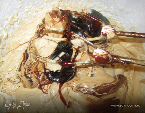 Добавить вишневый сироп и ванилин.