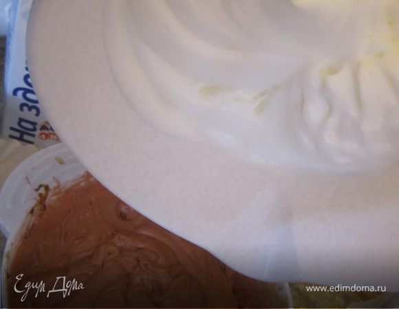 Взбить белки в густую пену. Что бы белки не вывалисались из посуды.
