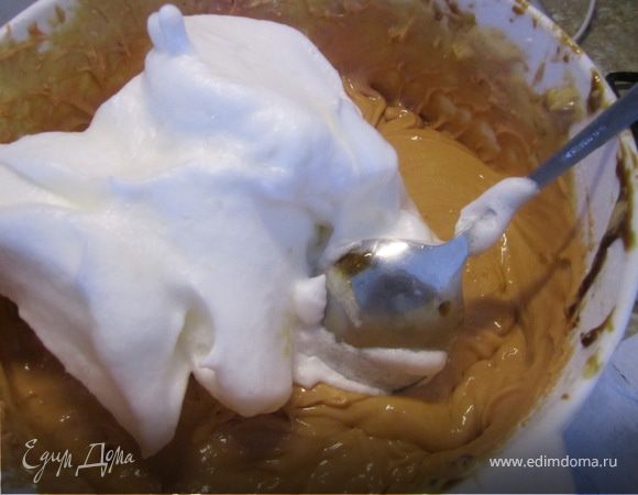 В два приема добавить белки.