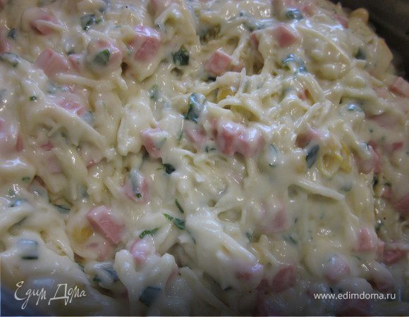 Из яиц, простокваши, муки, соли и разрыхлителя - замесить тесто.
Добавить в него наполнители и ещё раз вымесить тесто.
Жарить на растительном масле. Поджарив одну сторону, перевернуть и  накрыв крышкой, жарить до готовности.