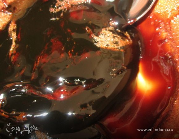 Сироп из консервированой вишни на медленом огде уварить, пока он не уменшится в двое. Но здесь важно его не переварить, а то получится вишневая карамелька! это конечно тоже хорошо)), но не для этого рецептика,))