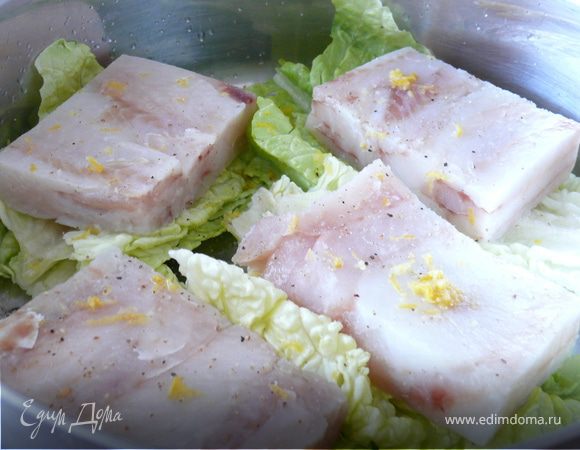 В посуду, в которой можно тушить рыбу, положить 4 листа китайской капусты( или, как я, 4 раза по 2 листа салата ромэн). Сверху положить по куску филе,приправить перцем, сбрызнуть раст. маслом и немного соевым соусом, сверху - цедру лимона.Сверху разбросать кусочки спаржи, если есть) Налить 1-2 см воды , накрыть крышкой и томить на очень медленном огне около 7-10 минут.В это время приготовить соус.