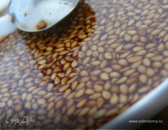 На сухой сковородке оджарить кунжут.Выжать сок из 0,5 лимона + такое же кол-во соевого соуса и кунжут.