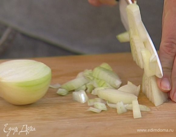 Лук почистить и мелко порубить. 