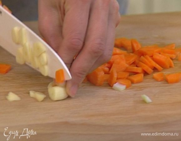 Морковь порезать небольшими кубиками. 