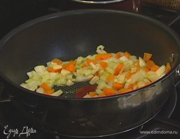 Разогреть в тяжелой сковороде оливковое масло и обжаривать подготовленные овощи 5 минут. 