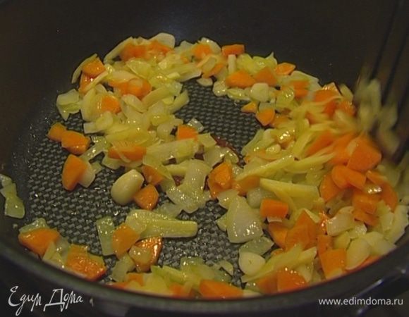 Когда лук станет прозрачным, добавить тмин, чили, карри, посолить, поперчить и перемешать. 