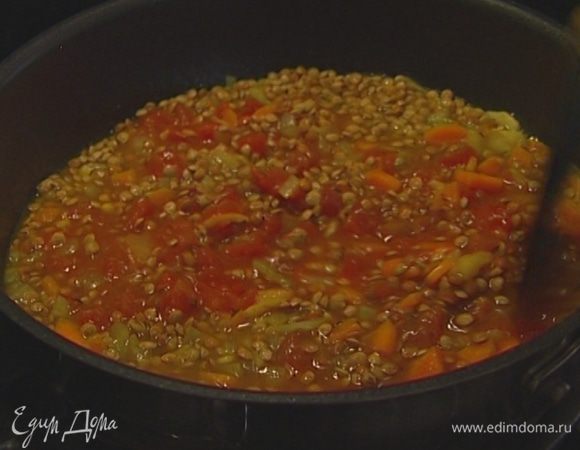 Добавить к чечевице помидоры вместе с соком, накрыть сковороду крышкой и варить похлебку до готовности чечевицы (если понадобится, доливать бульон).