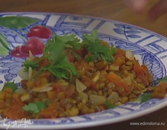Готовую чечевицу прямо в сковороде присыпать миндальными хлопьями, выключить огонь, закрыть крышкой.
При подаче посыпать измельченной кинзой. 
