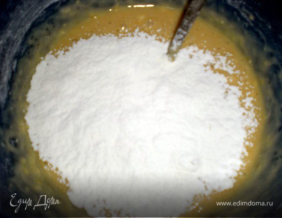 Постепенно добавляя муку,замесить тесто по консистенции должно быть как на блины.Если тесто густовато,то можно добавить немного воды.