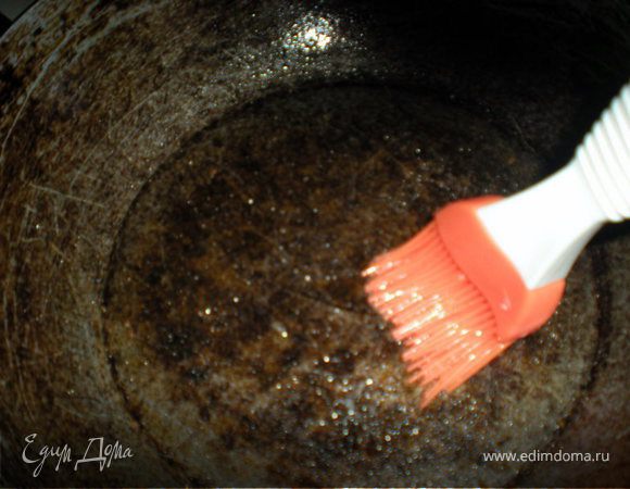 Раскалить в духовке сковородку,смазать маслом.