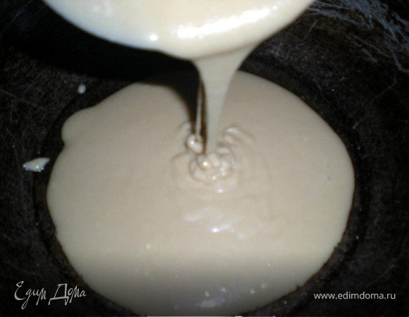 Наливаем тесто в сковороду половником (как блины)