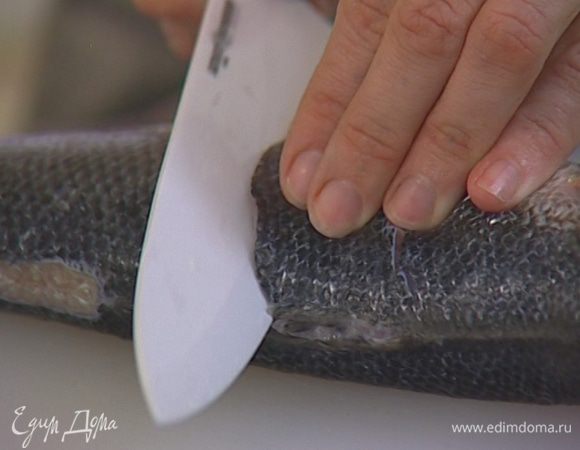 Рыбу вымыть, вынуть внутренности и сделать ножом неглубокие косые надрезы поперек по всей тушке, не прорезая до хребта (по 4-5 надрезов с каждого бока).  