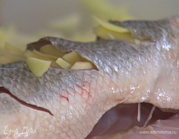 Начинить разрезы имбирем и чесноком. 