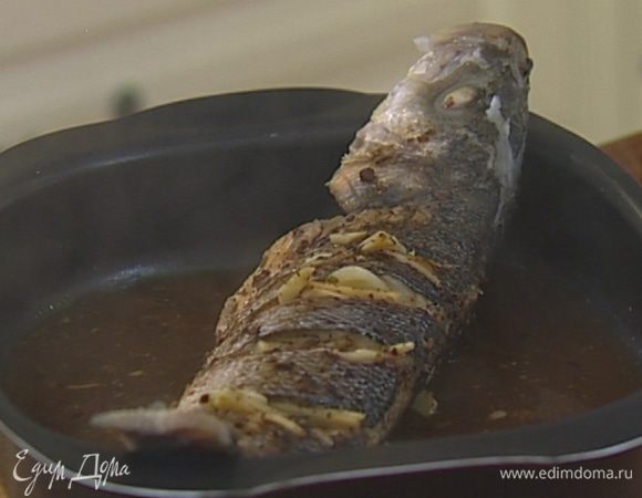 Уложить рыбу в глубокий противень, смазать соусом Black Bean, полить рисовым вином и соевым соусом и отправить в паровую духовку на 12–15 минут (или приготовить в пароварке). 