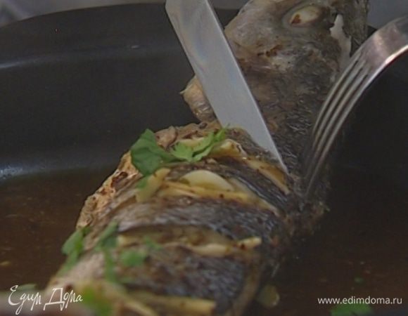Кинзу мелко порубить и присыпать готовую рыбу. 