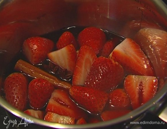 Добавить гвоздику, корицу и бадьян, 1 ст. ложку сахарной пудры, влить 50 мл граппы, все перемешать. Уваривать соус на медленном огне 15–20 минут.                                                                                    