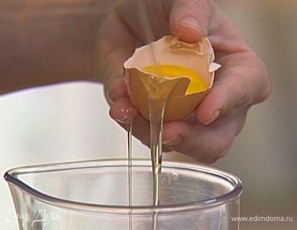 Отделить белки от желтков.                              