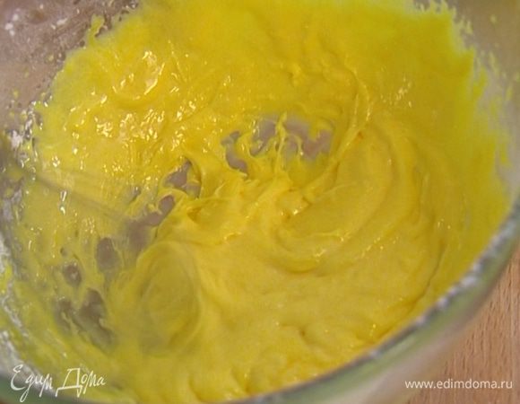 Приготовить крем: желтки соединить с 2 ст. ложками сахарной пудры, перемешать ложкой, затем взбивать миксером, пока масса не посветлеет.