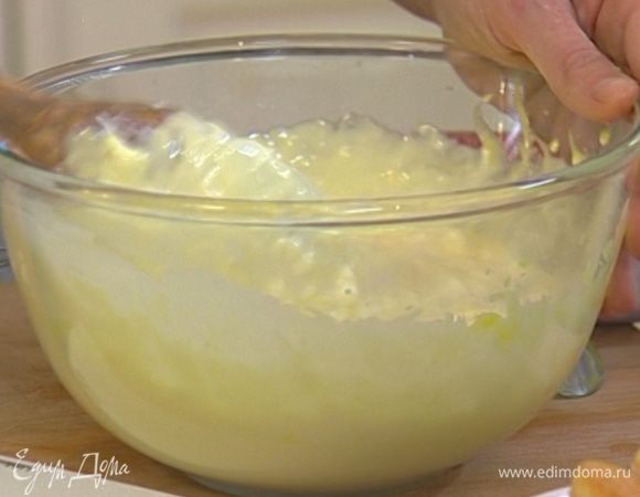 Половину маскарпоне выложить к желткам и все перемешать деревянной ложкой, добавить оставшийся сыр и еще раз вымешать. 