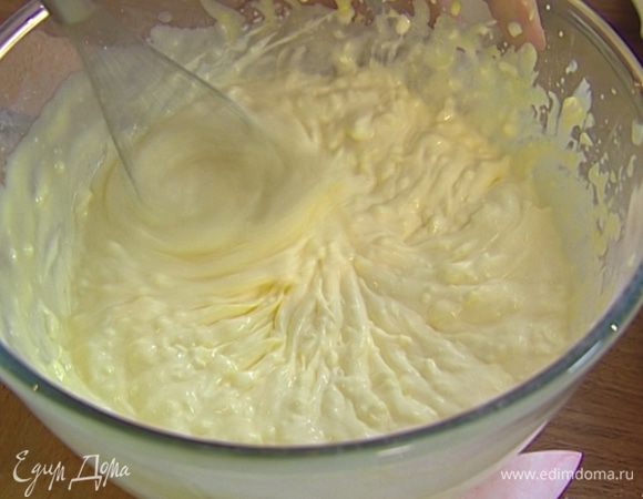 Влить 1 ст. ложку граппы и взбивать миксером на самой медленной скорости до получения однородной массы. 