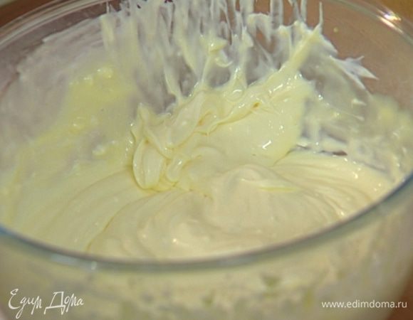 Добавить в крем взбитые белки, перемешать и отправить в холодильник.

