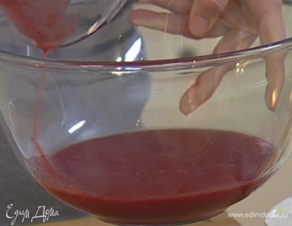 Клубничный соус снять с огня, вынуть палочку корицы и все пряности и взбить ягоды погружным блендером, затем охладить.