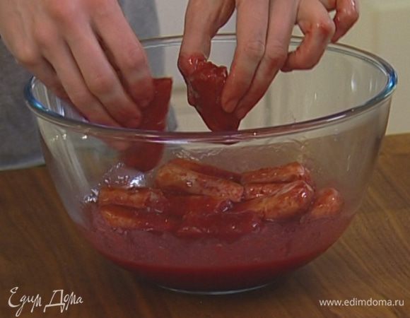 В остывший клубничный соус опустить печенье и дать пропитаться (можно разломить печеньица пополам).