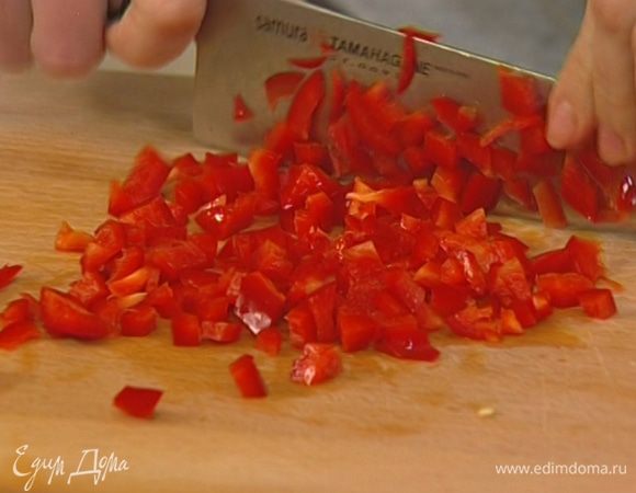 Сладкий перец вымыть, очистить от семян и нарезать маленькими кубиками. 