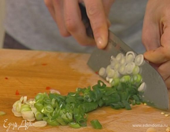 Зеленый лук и кинзу мелко порубить. 