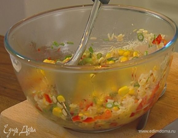 Готовый рис отправить к кукурузе с перцем, все вымешать. 