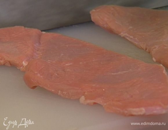 Мясо отбить, так чтобы оно стало тонким, просушить бумажным полотенцем. 