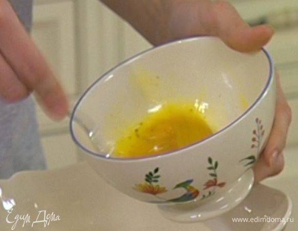 Яйцо посолить, поперчить и взбить вилкой.    