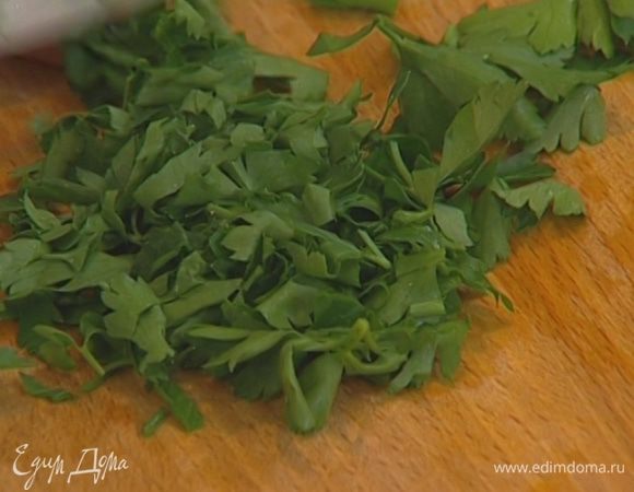 Петрушку мелко порубить.