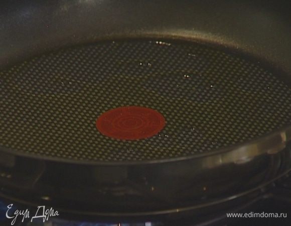 Разогреть в сковороде оливковое масло. 