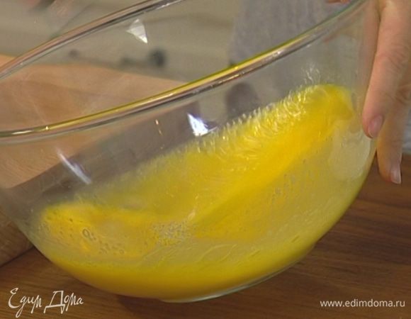 Яйца взбить венчиком, добавить сахар и продолжить взбивать. 