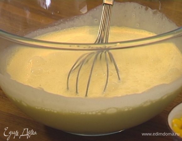 Влить сливки и молоко и взбить еще немного.