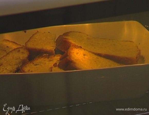 Поместить форму с пирогом в глубокий противень, наполовину заполненный водой, и отправить в разогретую духовку.