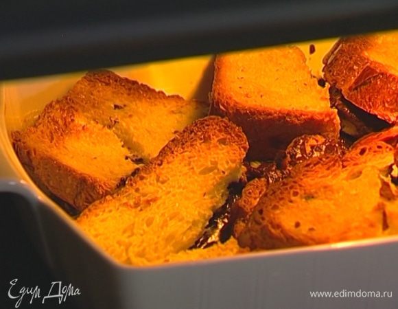 Когда хлеб зарумянится, выключить огонь и оставить пирог в духовке еще на 10–15 минут. 