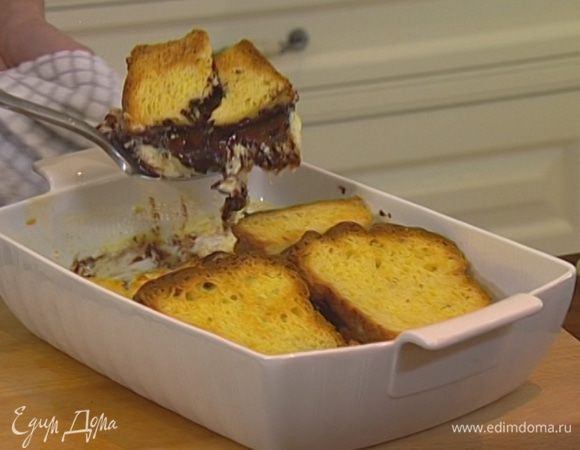 Раскладывать пирог по тарелкам большой ложкой.
