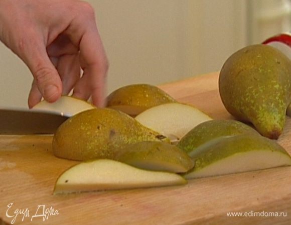 Груши вымыть, разрезать на 4 части, вынуть сердцевину. 
