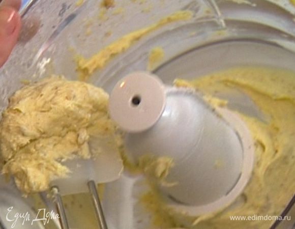 Приготовить тесто: выложить в комбайн 125 г сливочного масла, добавить желтки, муку, разрыхлитель, соль и взбить. Как только масло превратится в крошку, не прекращая взбивать, тонкой струйкой влить молоко, затем добавить пекан и еще немного взбить. 