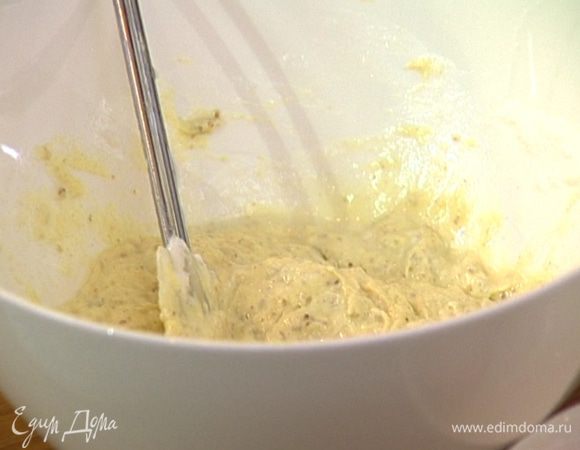 Выложить тесто с орехами в глубокую посуду и вмешать в него взбитые белки.  