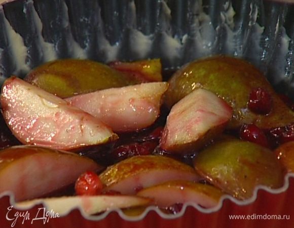 Форму для выпечки смазать растительным маслом, выложить в нее карамелизированные груши с клюквой и равномерно распределить.  