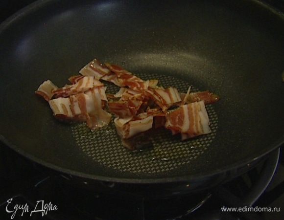 Разогреть в сковороде вок оливковое масло и обжарить бекон до золотистой корочки.
