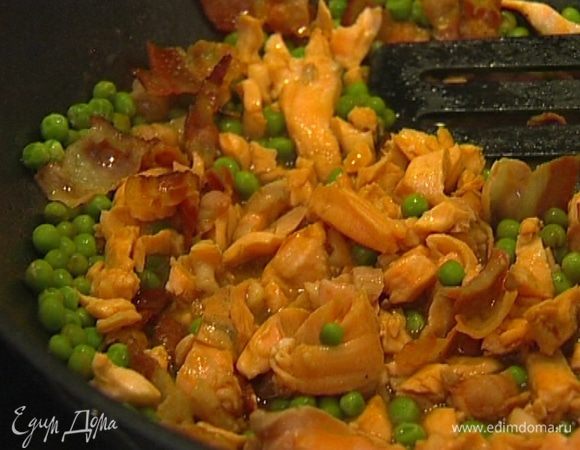 Добавить семгу, зеленый горошек, влить соевый соус, сок лайма и бульон, всыпать сахар и 2–3 минуты держать на огне, периодически помешивая.