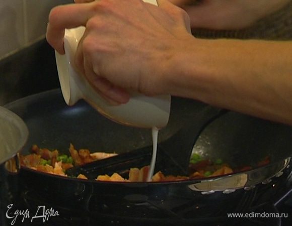 Соединить крахмал с 1 ст. ложкой холодной воды, перемешать и добавить к рыбе с горошком.